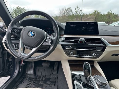 Used 2020 BMW 530i xDrive w/ Premium Package image 7