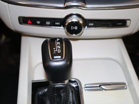 Used 2019 Volvo XC60 T5 Momentum w/ Premium Package image 34