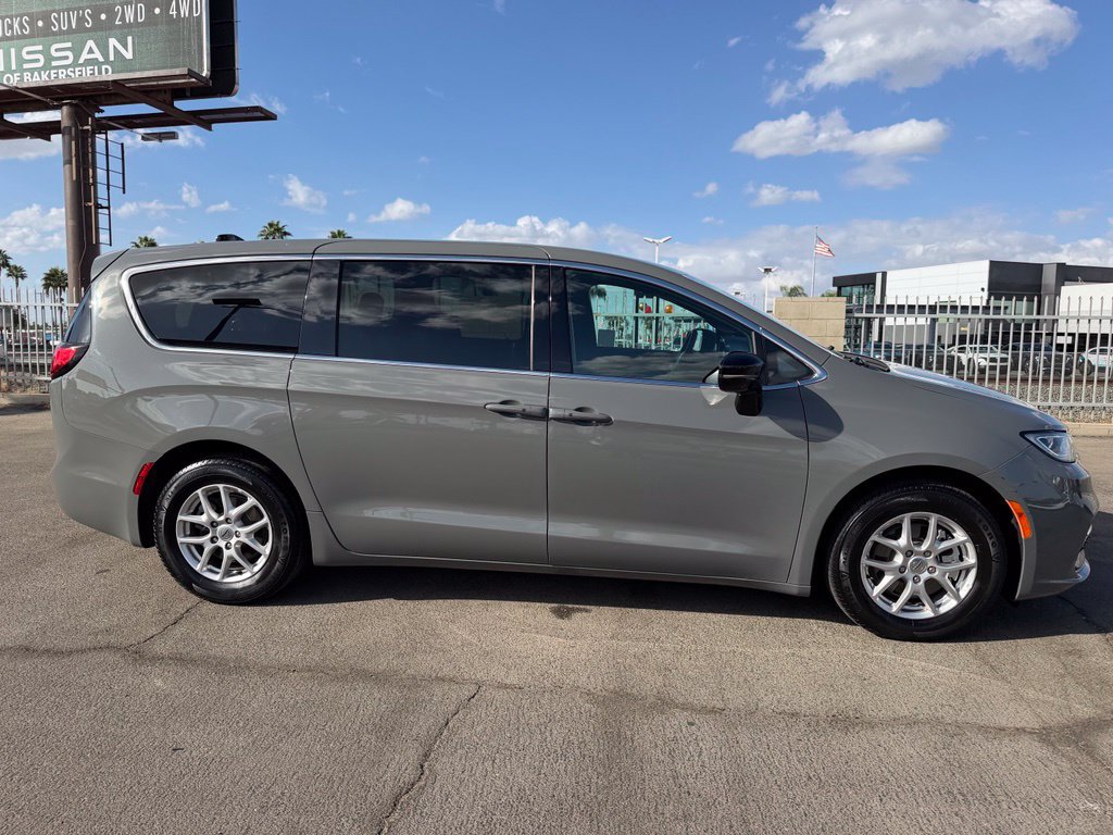 Used 2025 Chrysler Pacifica Select FWD image 7