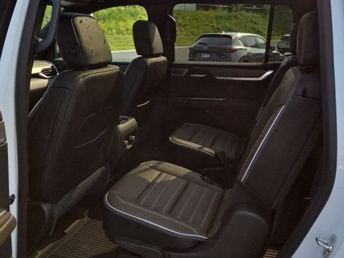 Used 2026 GMC Acadia Denali Ultimate w/ LPO, Floor Liner Package AWD/4WD image 6