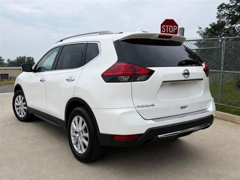 Used 2017 Nissan Rogue SV FWD image 2