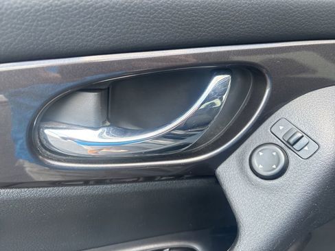 Used 2019 Nissan Rogue S w/ Special Edition Package FWD image 9