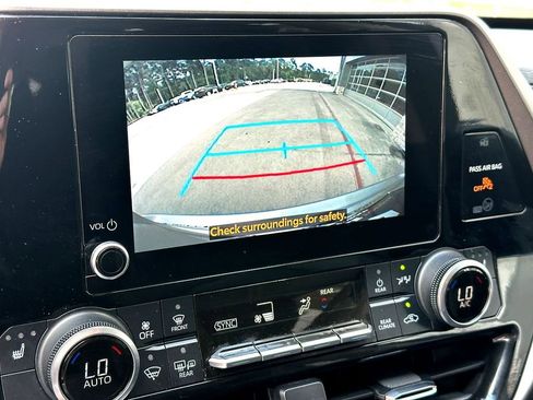 Used 2023 Toyota Highlander XLE FWD image 14