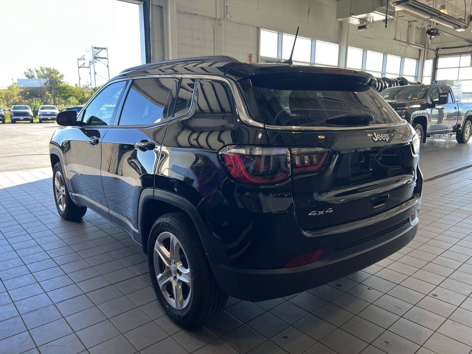 Used 2023 Jeep Compass Latitude w/ Convenience Group AWD/4WD image 5