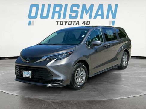 Used 2024 Toyota Sienna LE FWD image 3
