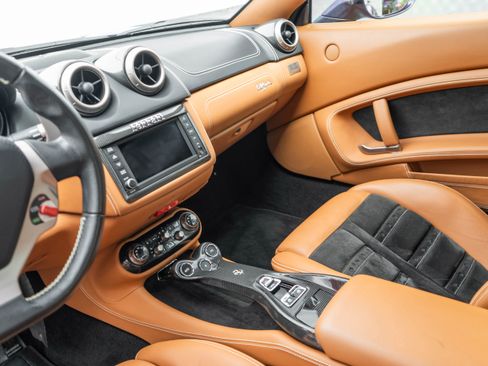 Used 2012 Ferrari California RWD image 15