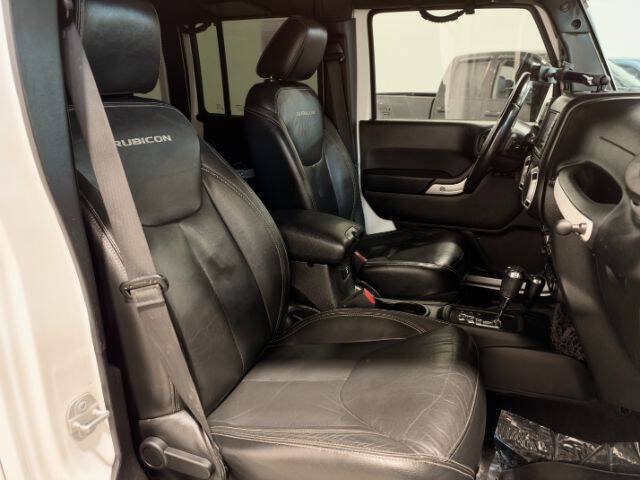 Used 2015 Jeep Wrangler Unlimited Rubicon w/ Connectivity Group AWD/4WD image 21