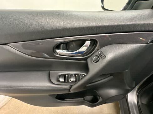 Used 2018 Nissan Rogue SV AWD/4WD image 17