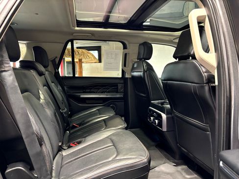 Used 2019 Ford Expedition Platinum image 18
