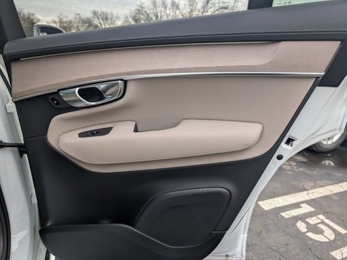 Used 2025 Volvo XC90 B6 Plus image 28