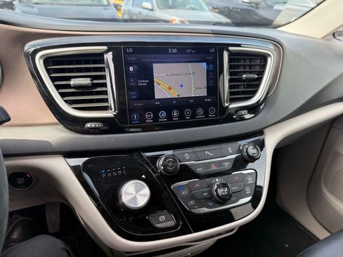Used 2018 Chrysler Pacifica Touring-L FWD image 9