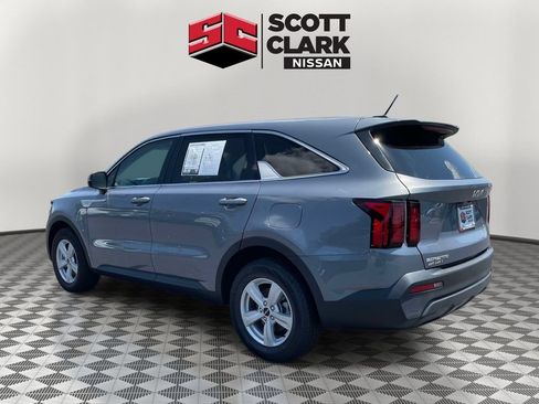 Used 2023 Kia Sorento LX FWD image 4