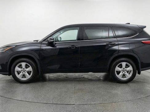 Used 2025 Toyota Highlander LE FWD image 5