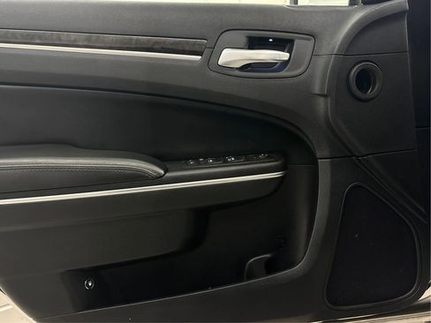 Used 2011 Chrysler 300 Limited image 26