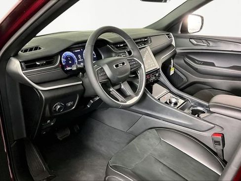 New 2025 Jeep Grand Cherokee Laredo image 8