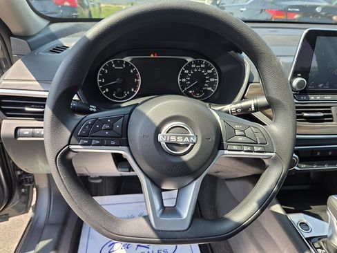 Used 2025 Nissan Altima 2.5 SV FWD image 13