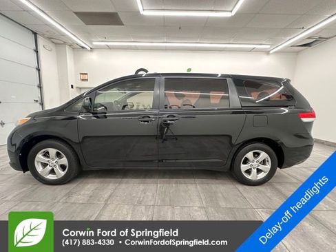 Used 2011 Toyota Sienna Base image 2