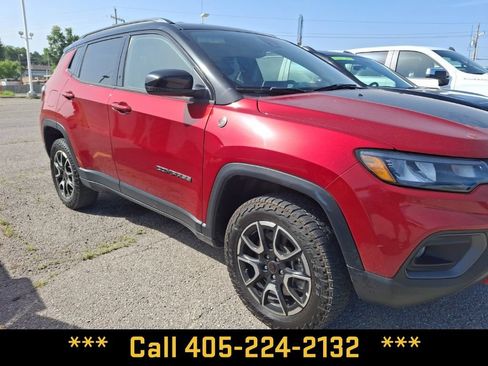 Used 2025 Jeep Compass Trailhawk AWD/4WD image 8