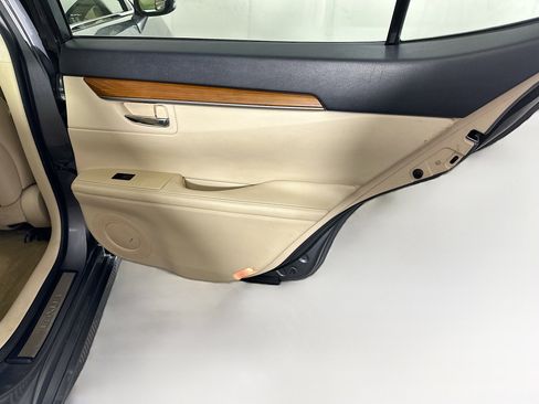 Used 2013 Lexus ES 300h w/ Premium Pkg FWD image 29