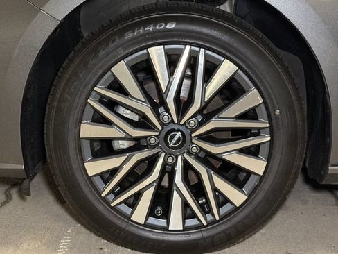 Used 2024 Nissan Altima 2.5 SV AWD/4WD image 9
