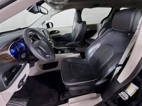Used 2023 Chrysler Pacifica Limited FWD image 11