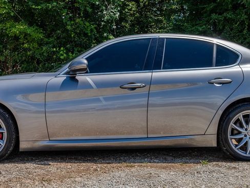 Used 2018 Alfa Romeo Giulia AWD image 2