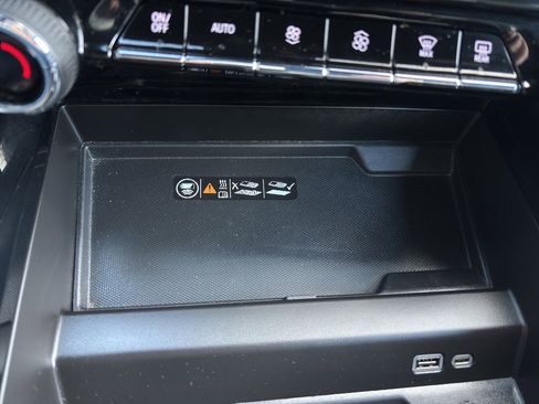 Used 2025 Chevrolet Suburban Z71 image 27