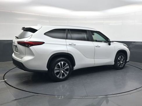 Used 2023 Toyota Highlander XLE image 4