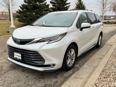 Used 2025 Toyota Sienna Limited AWD/4WD image 38