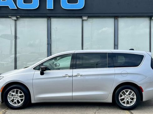 Used 2024 Chrysler Pacifica Touring-L FWD image 37