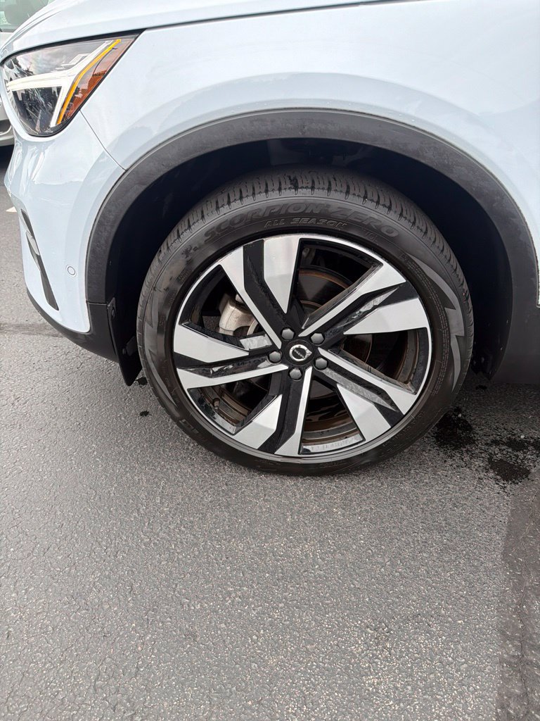 Used 2024 Volvo XC40 B5 Plus w/ Protection Package Premier AWD/4WD image 4