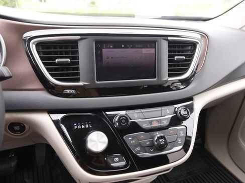 Used 2022 Chrysler Voyager LX FWD image 18