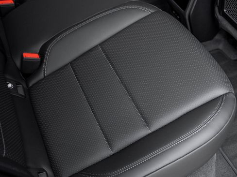 Certified 2025 Porsche Macan Electric image 34