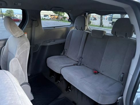 Used 2017 Toyota Sienna LE AWD/4WD image 12