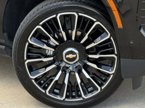 Used 2026 Chevrolet Suburban High Country AWD/4WD image 38