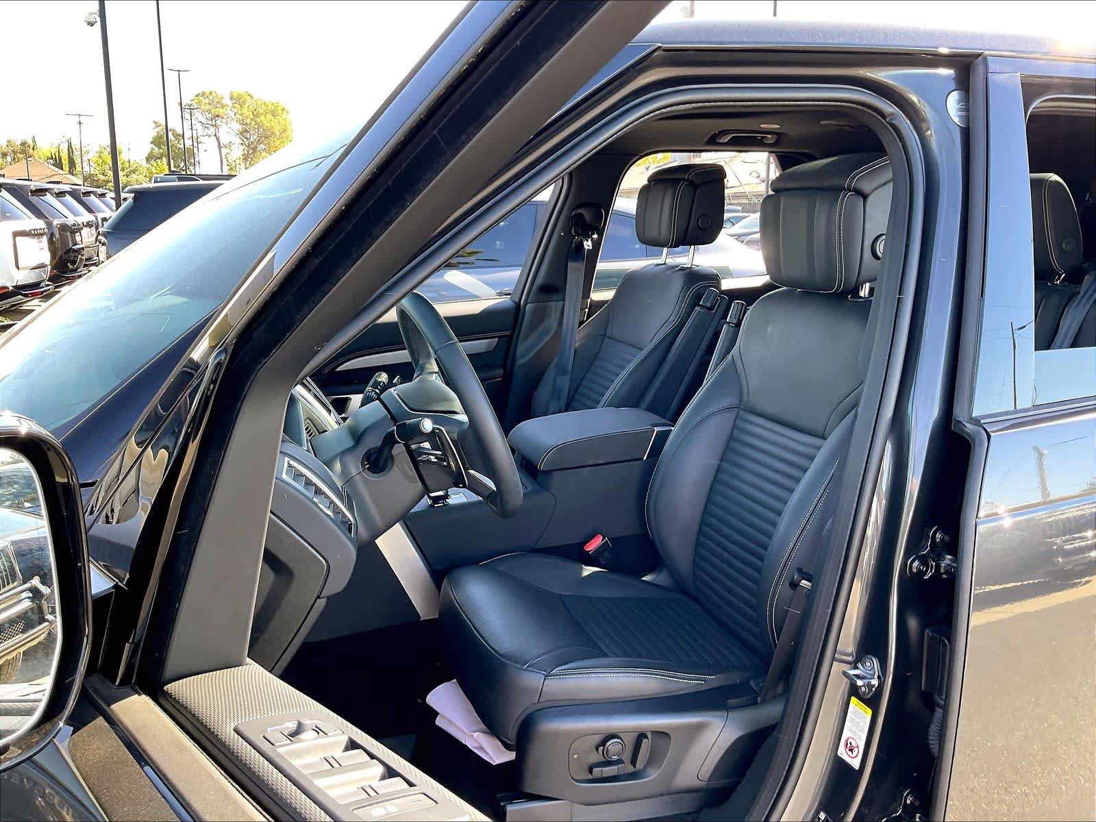 Used 2025 Land Rover Discovery Dynamic SE AWD/4WD image 28