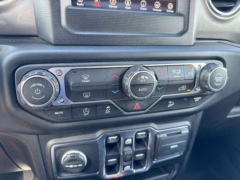 Used 2019 Jeep Wrangler Unlimited Sahara AWD/4WD image 16