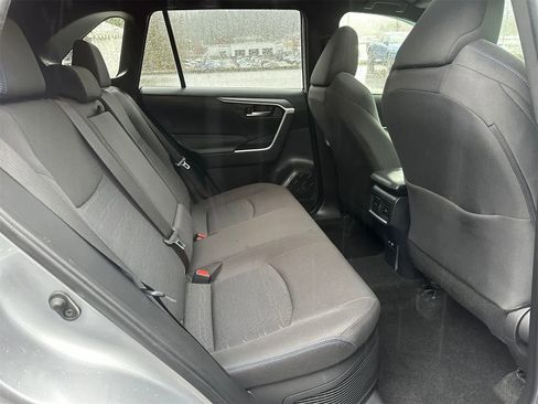 Used 2022 Toyota RAV4 SE image 12