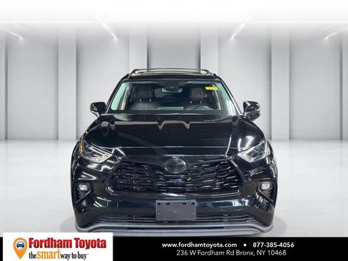 Used 2022 Toyota Highlander XLE image 2
