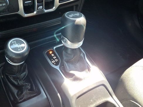 Used 2022 Jeep Wrangler Unlimited Sport image 16