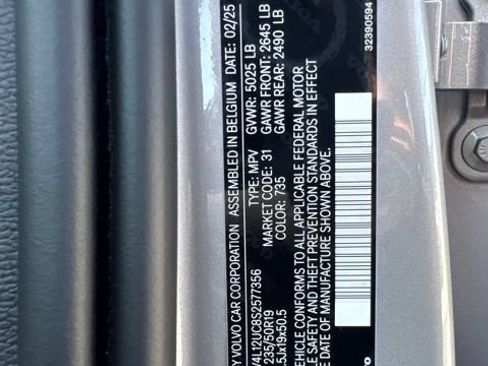 Certified 2025 Volvo XC40 B5 Plus AWD/4WD image 28