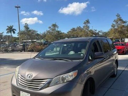Used 2014 Toyota Sienna XLE image 1