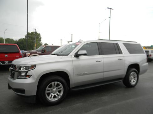 Used 2019 Chevrolet Suburban LT image 3