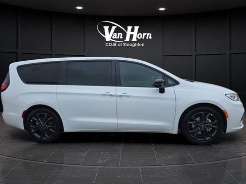 New 2026 Chrysler Pacifica Select image 2