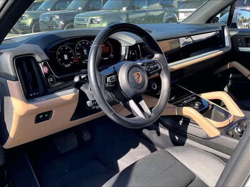 Used 2024 Porsche Cayenne AWD/4WD image 17