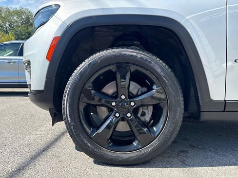 Used 2023 Jeep Grand Cherokee L Limited w/ Black Appearance Package AWD/4WD image 11
