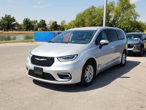 Used 2023 Chrysler Pacifica Touring-L FWD image 1