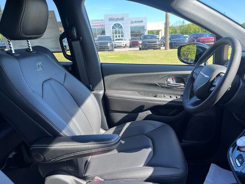 New 2026 Chrysler Pacifica Select w/ S Appearance Package image 19