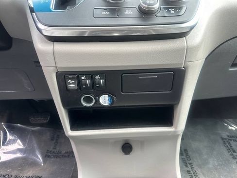 Certified 2017 Toyota Sienna XLE FWD image 26