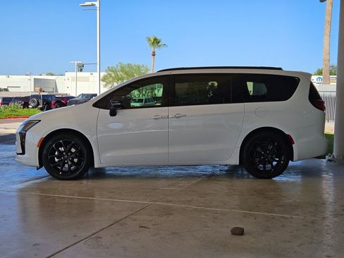New 2027 Chrysler Pacifica Limited FWD image 8